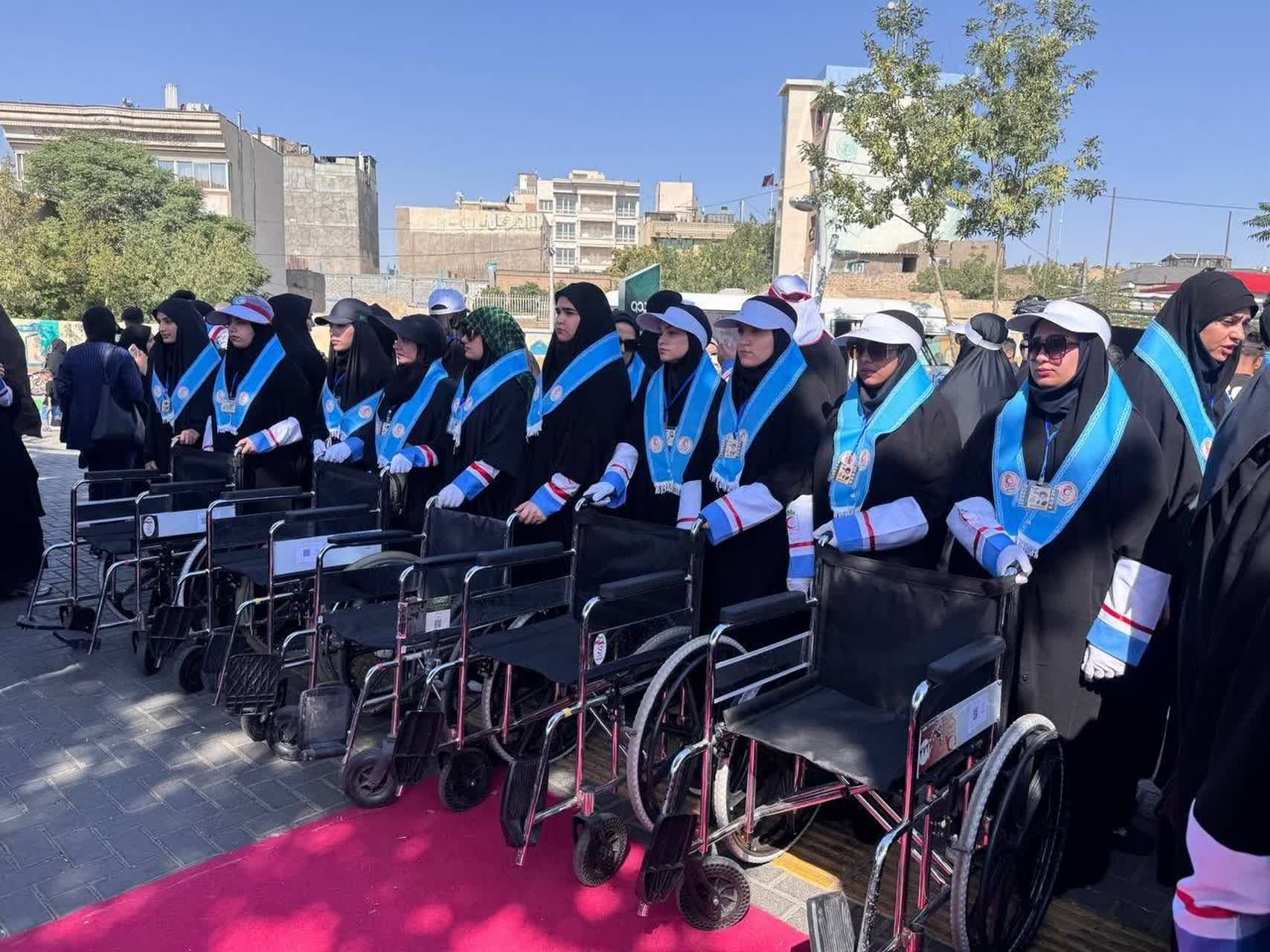 حضور و ارائه خدمات بشردوستانه و کمکهای اولیه توسط جوانان داوطلب جمعیت هلالاحمر استان خوزستان به زائران حضرت علیبنموسیالرضا (ع) در پنجمین رویداد «قدمبهقدم در مسیر بهشت» در مشهد مقدس