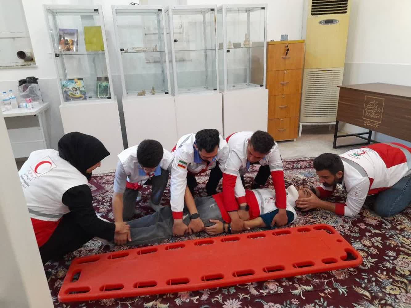 ⭕️ گزارش تصویری | برگزاری کارگاه تخصصی ویژه اعضای جوانان جمعیت هلال‌احمر شهرستان شوش با محوریت تثبیت و حمل مصدوم، در قالب طرح ملی «شوق رویش»