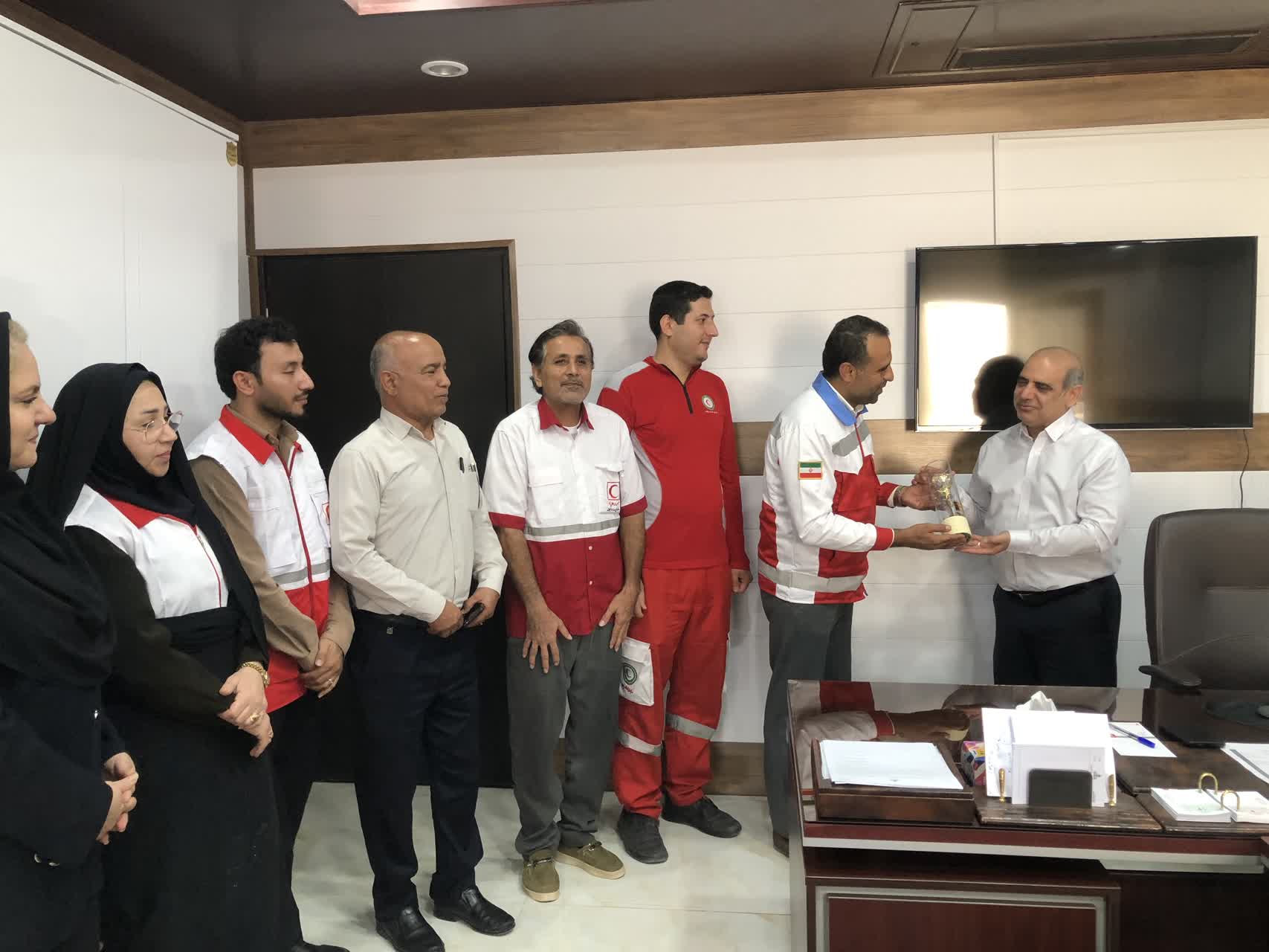 دیدار سرپرست و اعضای جمعیت هلال‌احمر شهرستات امیدیه با رئیس بیمارستان شرکت نفت به مناسبت روز پزشک