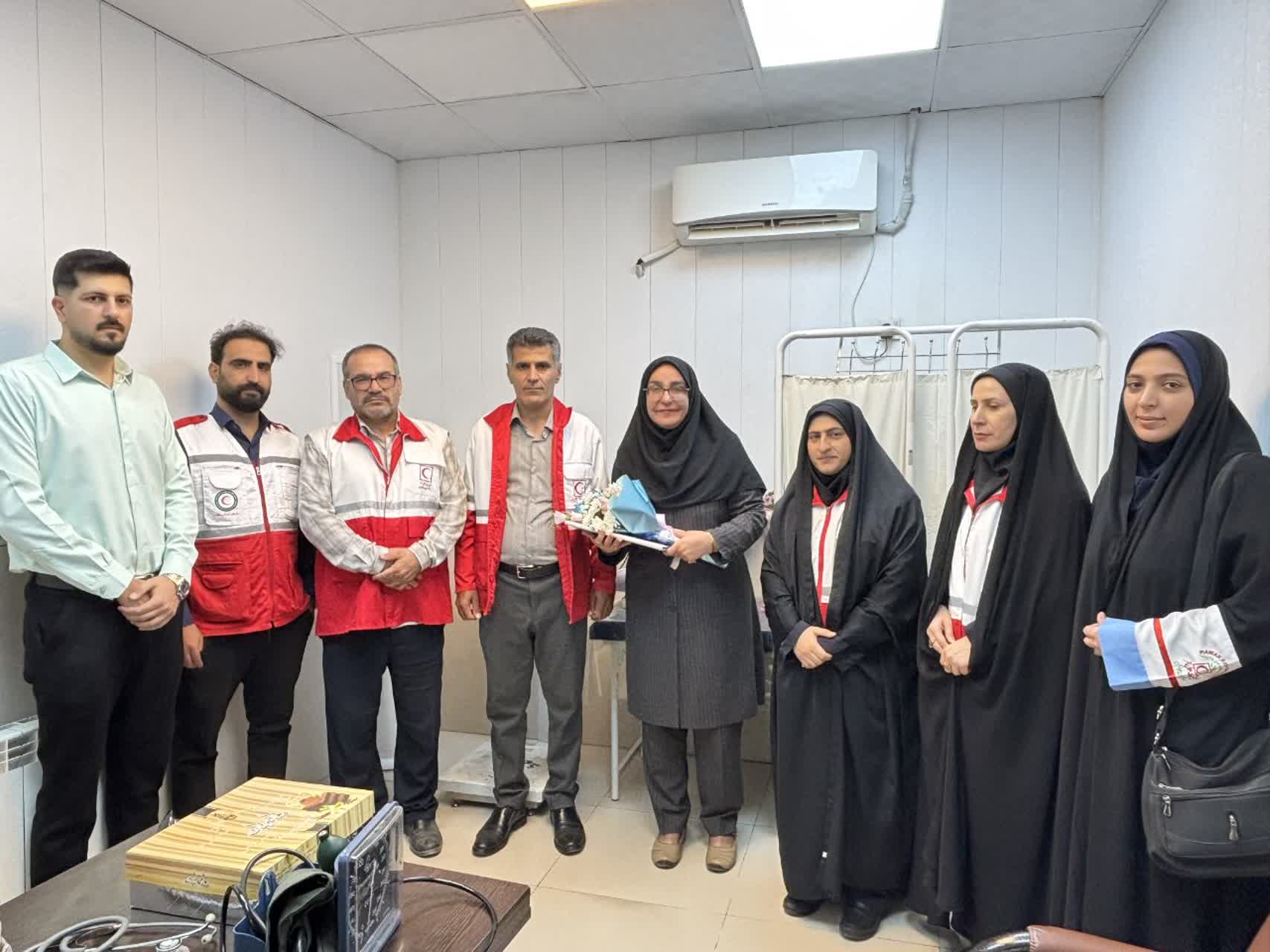 تجلیل از پزشک معتمد جمعیت هلالاحمر اندیمشک به مناسبت روز پزشک