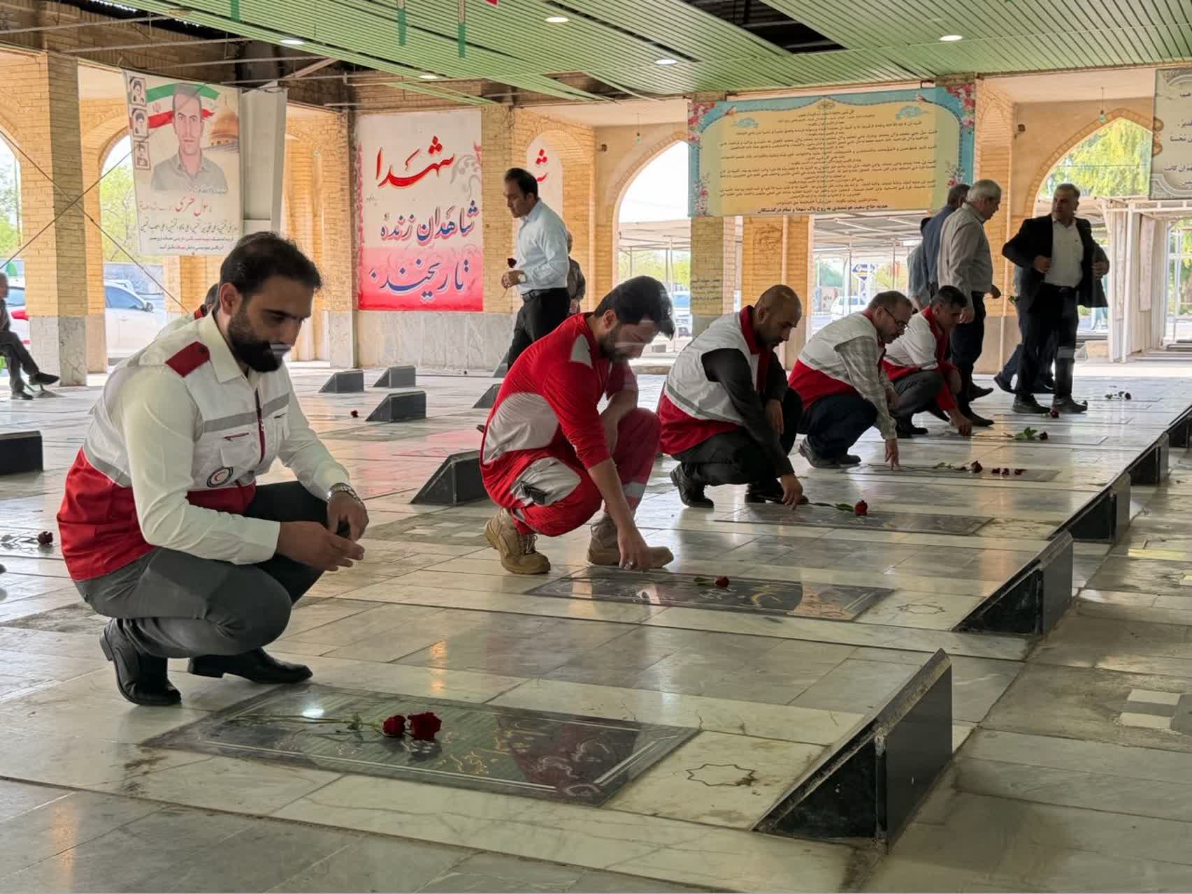 تجدید میثاق کارکنان و اعضای جمعیت هلالاحمر اندیمشک با آرمانهای شهدا همزمان با آغاز هفته دولت