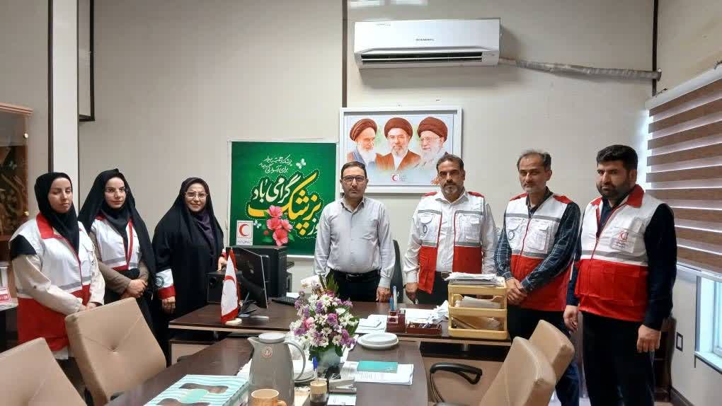 تجلیل از پزشک معتمد و داوطلب جمعیت هلال احمر اهواز به پاس فعالیت های بشردوستانه به مناسبت روز پزشک