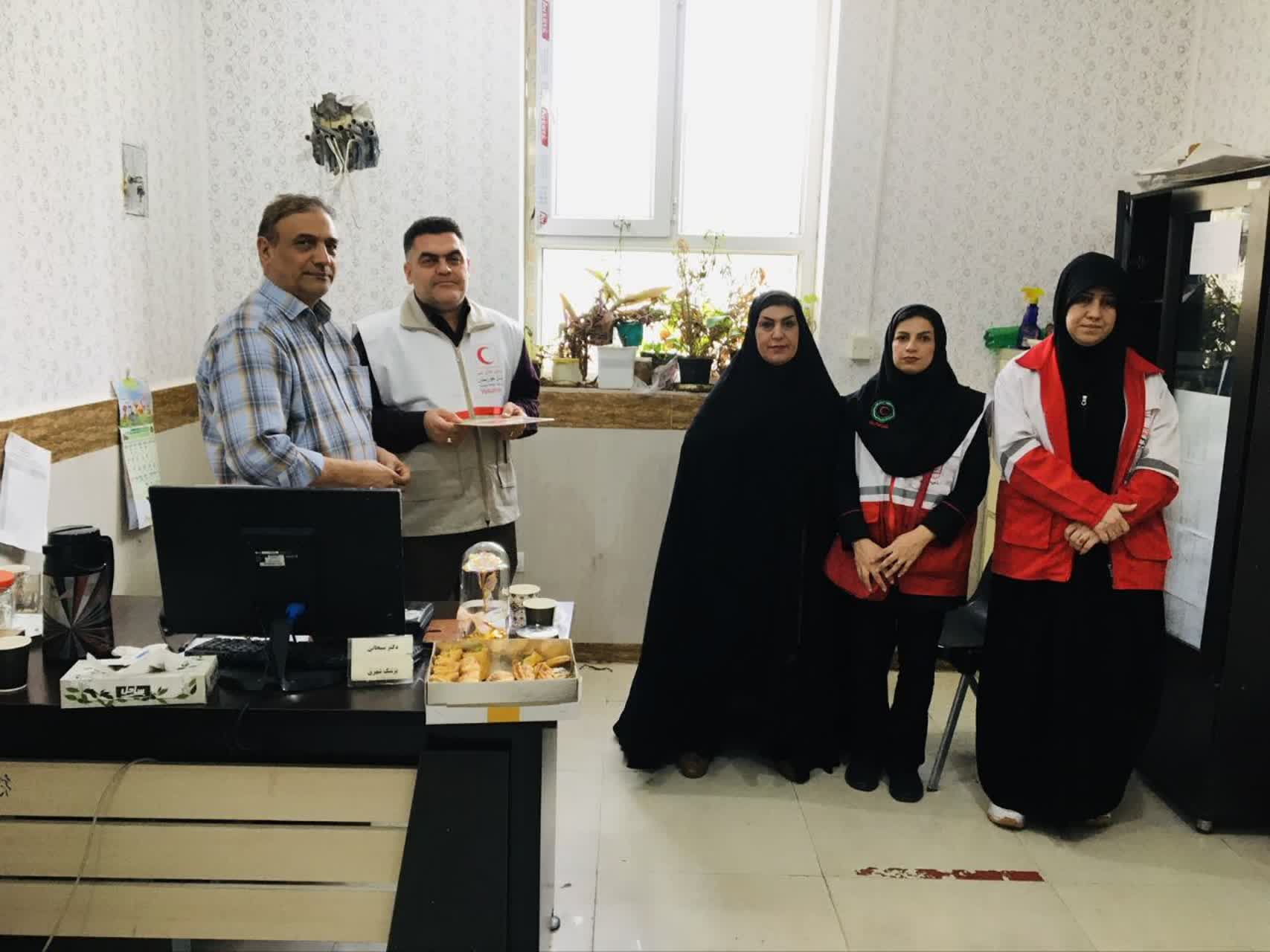 تجلیل از پزشکان داوطلب جمعیت هلال‌احمر دزفول به مناسبت روز پزشک