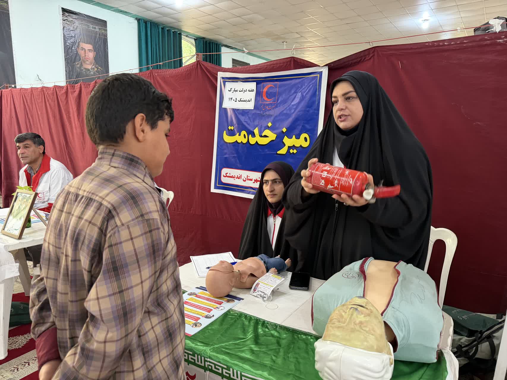 برپایی میز خدمت جمعیت هلال‌احمر اندیمشک در مصلی نماز جمعه همزمان با هفته دولت