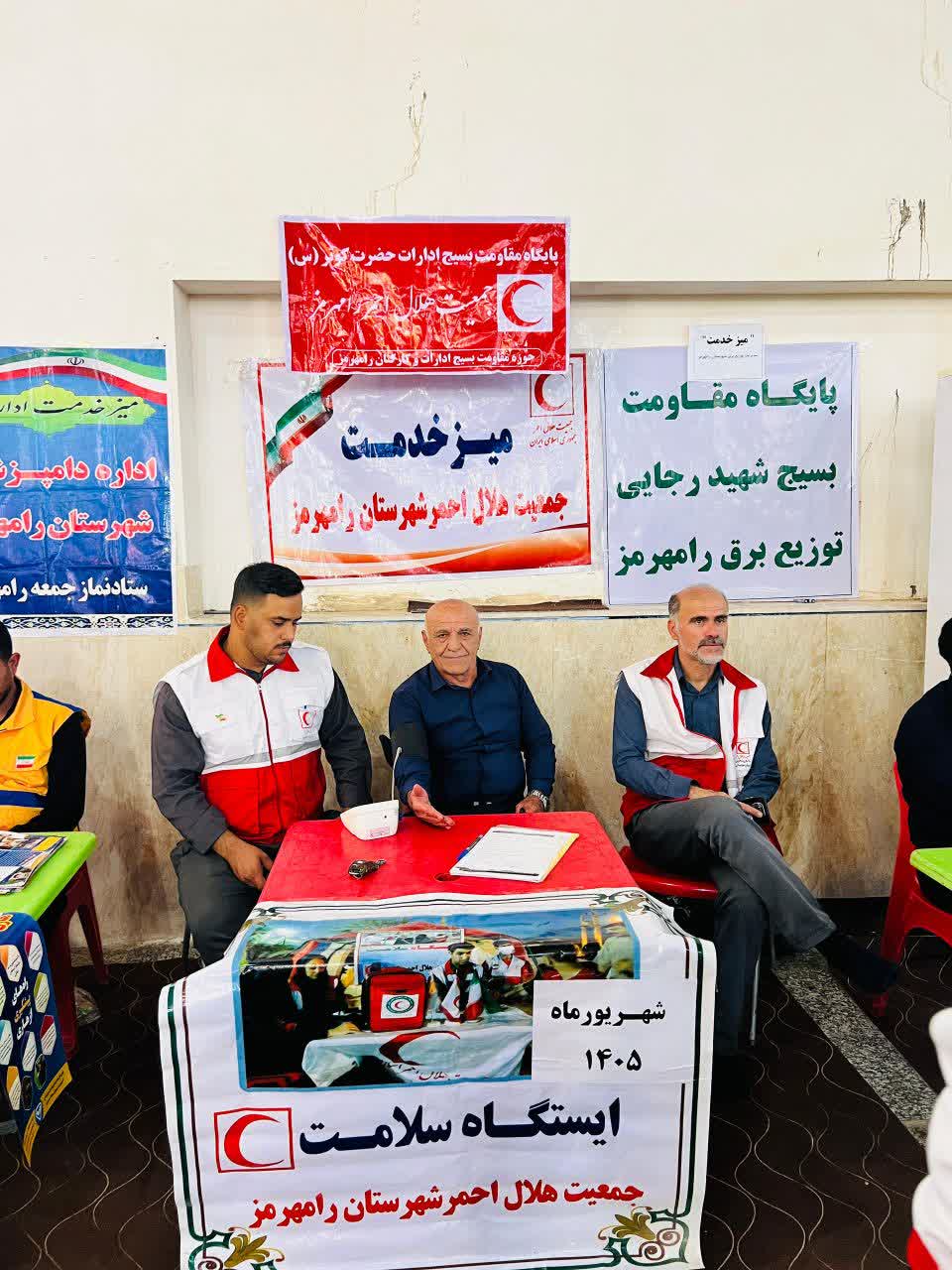برپایی میز خدمت جمعیت هلال‌احمر رامهرمز در نماز جمعه همزمان با هفته دولت