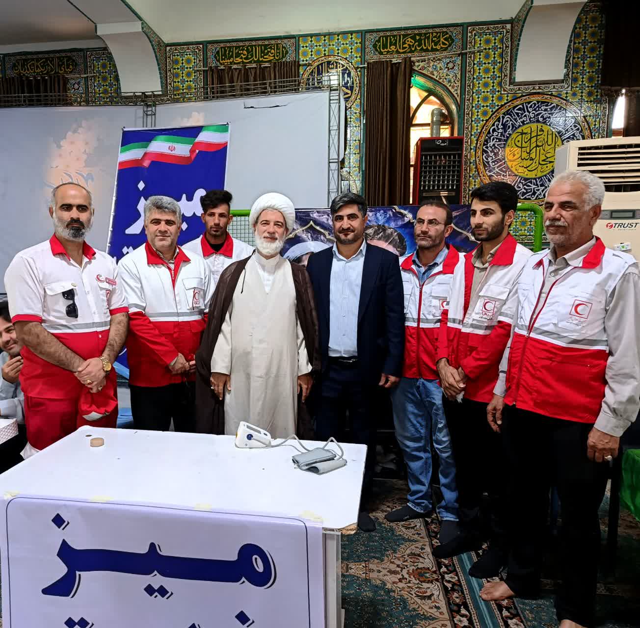 برپایی میز خدمت جمعیت هلال‌احمر شوشتر در نماز جمعه همزمان با هفته دولت