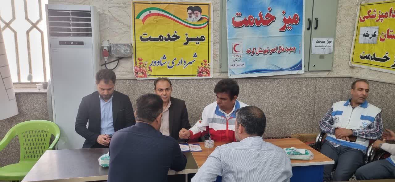 به مناسبت میلاد پیامبر اکرم(ص)؛ میز خدمت جمعیت هلال‌احمر کرخه در مصلی نماز جمعه برپا شد