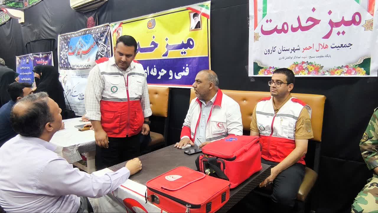 همزمان با هفته دولت؛ میز خدمت جمعیت هلال‌احمر کارون در مصلی نماز جمعه برپا شد