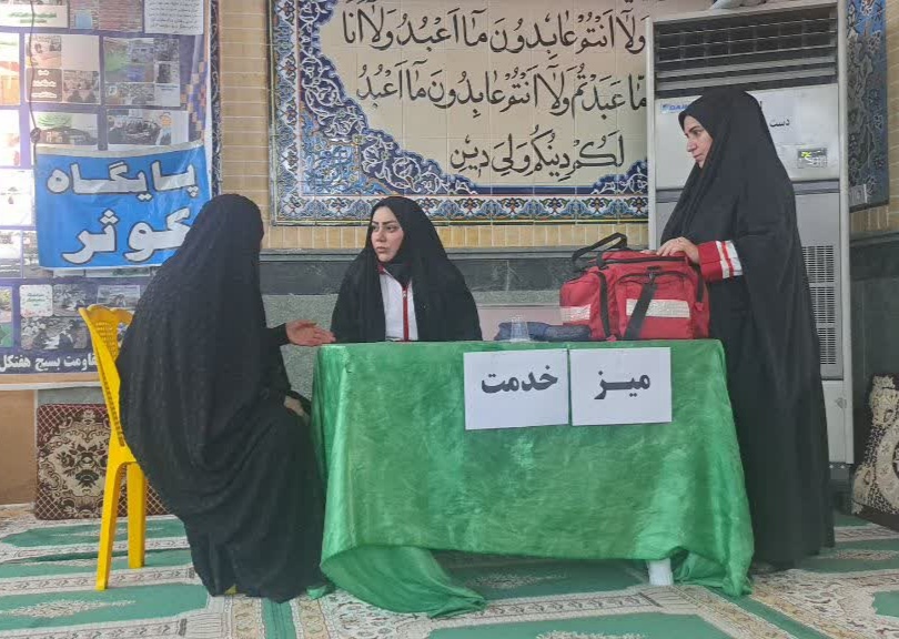 برپایی میز خدمت جمعیت هلال‌احمر شهرستان هفتکل در نماز جمعه به مناسبت هفته دولت