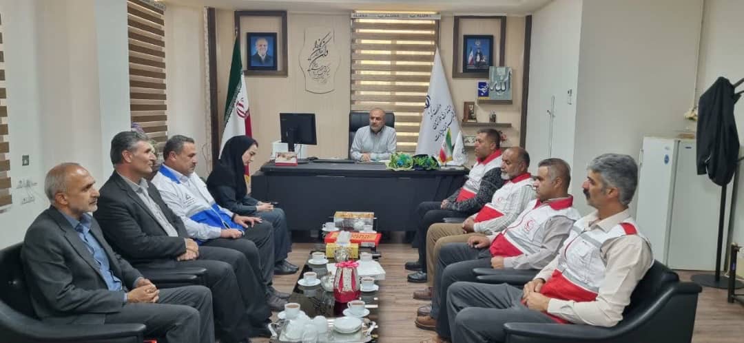 تأکید بر توسعه همکاری‌های مشترک در دیدار کارکنان جمعیت هلال احمر دزپارت با فرماندار شهرستان