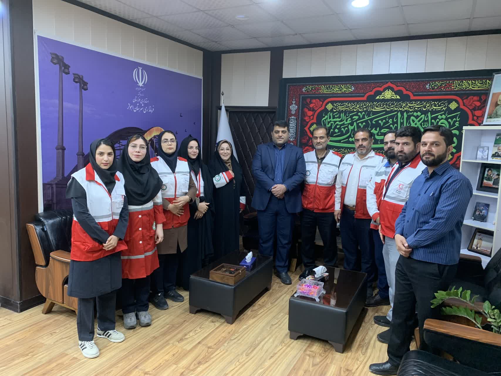 همزمان با هفته دولت؛ کارکنان و اعضای جمعیت هلال‌احمر اهواز از فرماندار و کارکنان فرمانداری تقدیر کردند