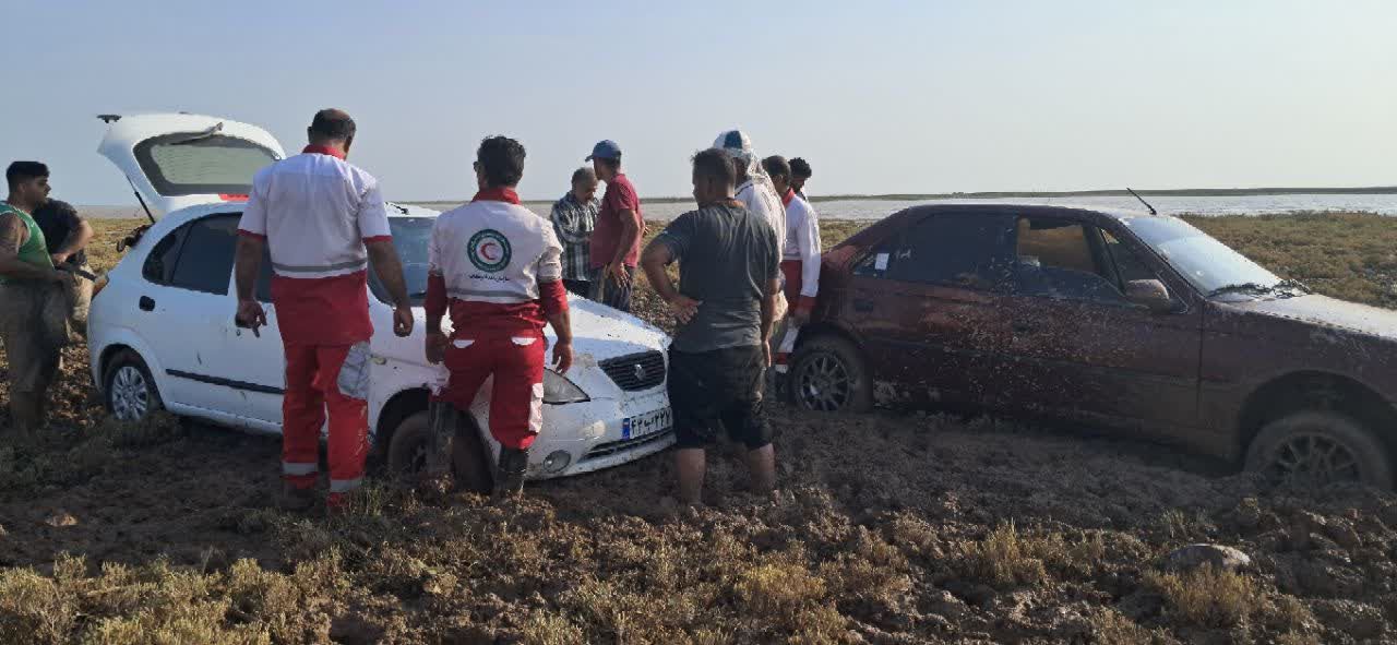 نجات ۶ نفر گرفتار در بستر رودخانه در آبادان توسط نیروهای عملیاتی هلال‌احمر