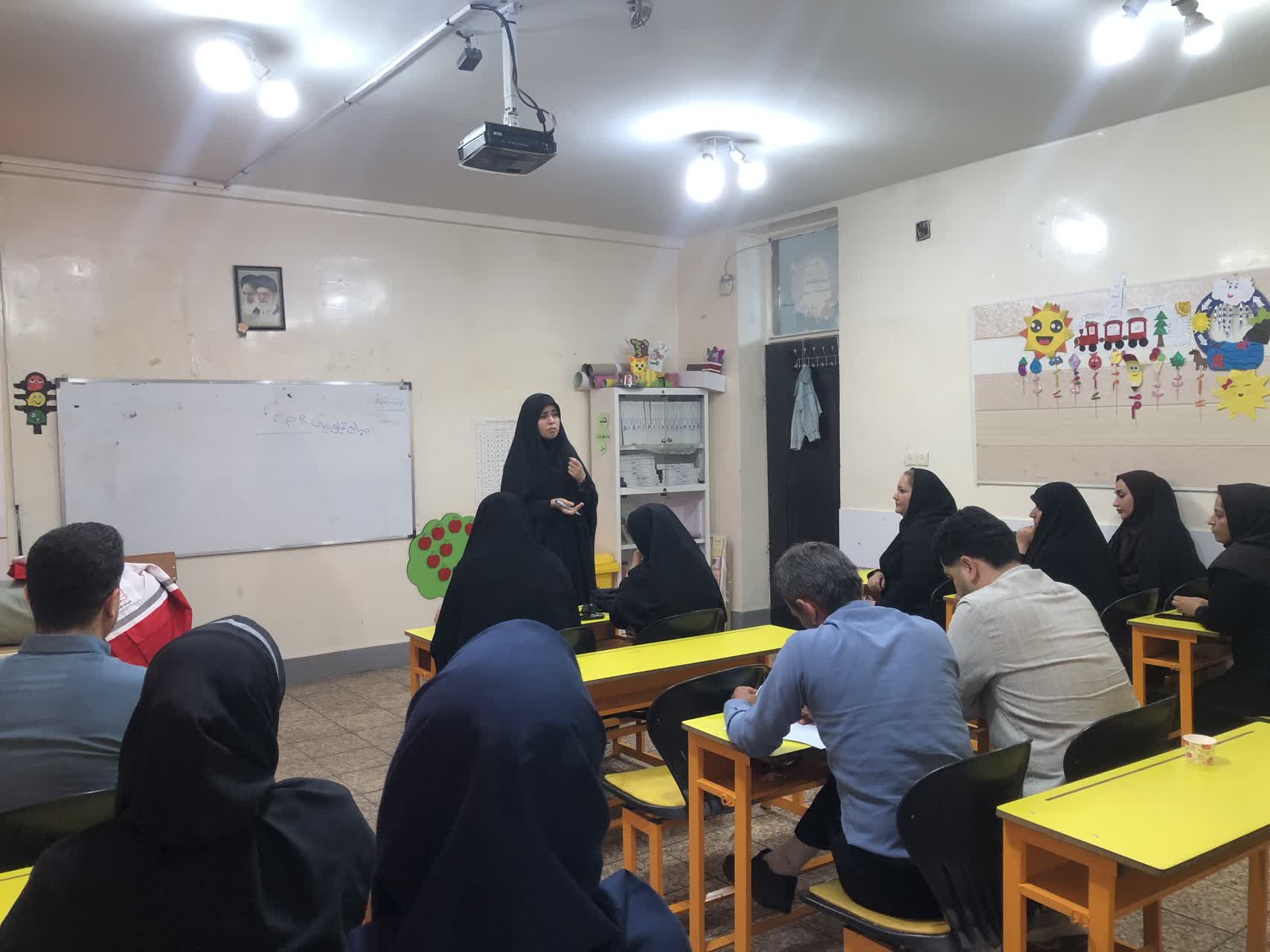 آمادگی معلمان و مربیان مدارس امیدیه برای مدیریت شرایط بحرانی با آموزش کمک‌های اولیه در شرایط جنگی