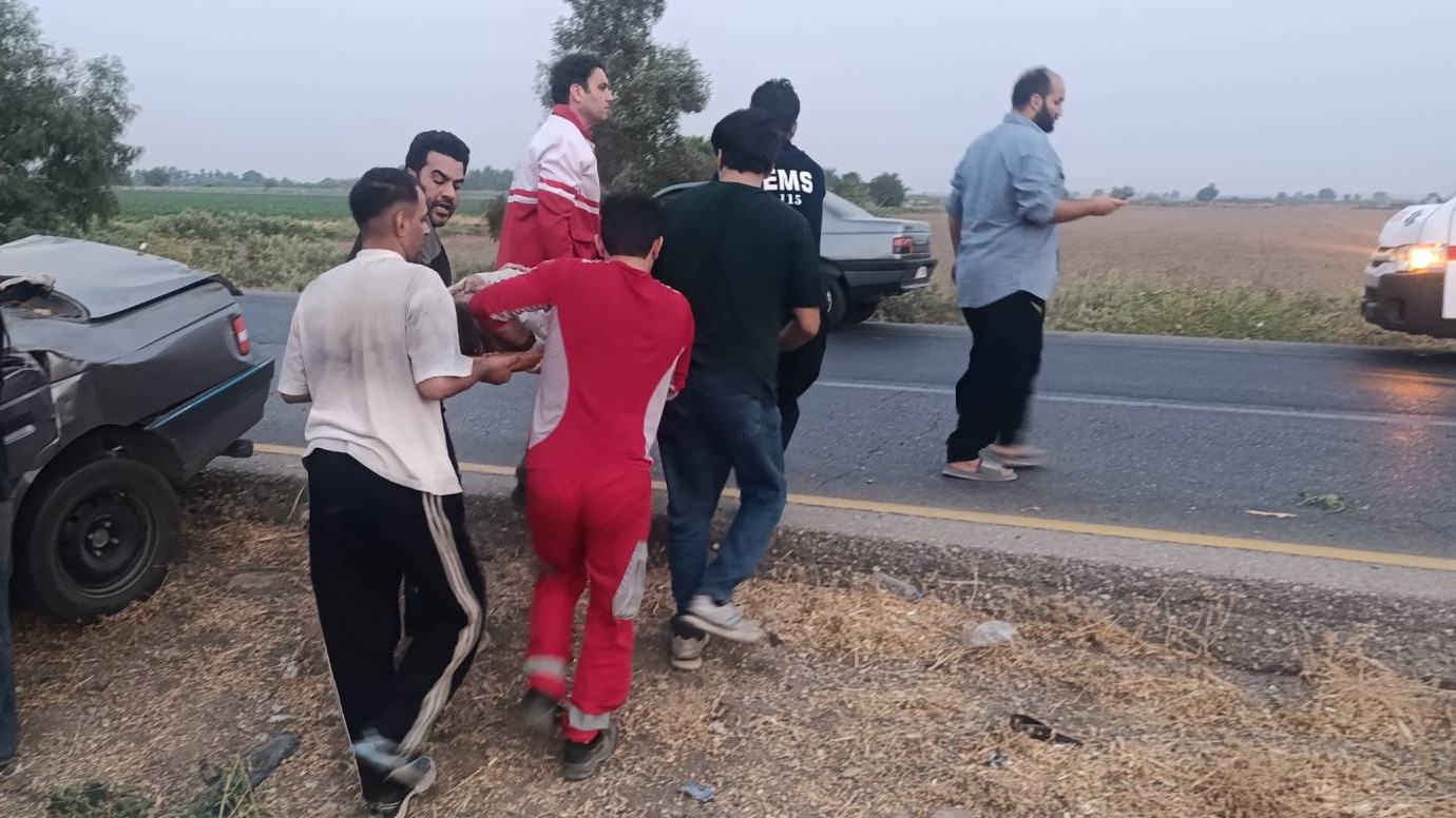 امدادرسانی و انتقال مصدومان در پی حادثه واژگونی پژو ۴۰۵ در محور شوش ـ اندیمشک