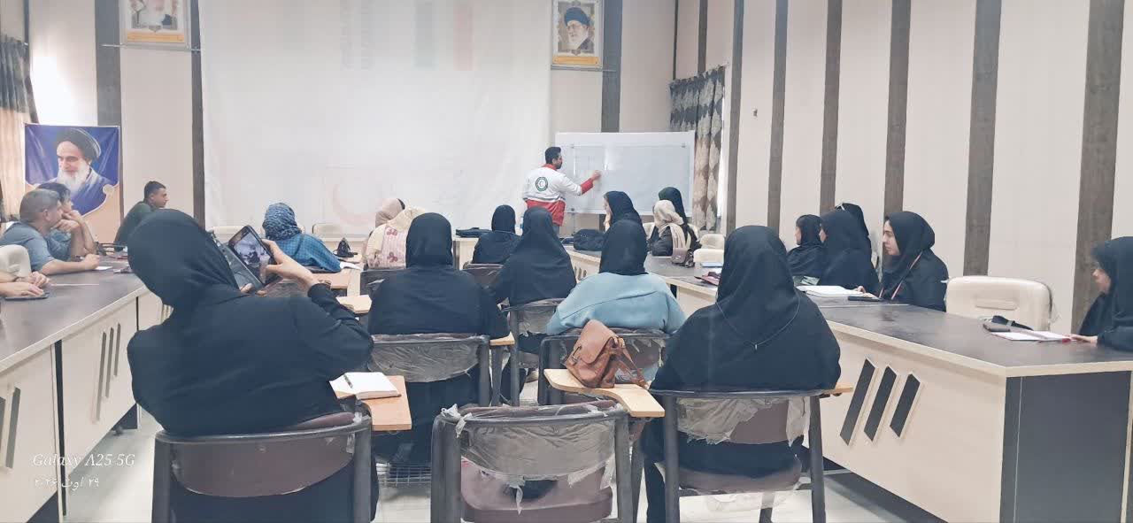 دوره آموزشی آمادگی در برابر مخاطرات با هدف ارتقای توانمندی اعضای داوطلب جمعیت هلالاحمر آبادان برگزار شد