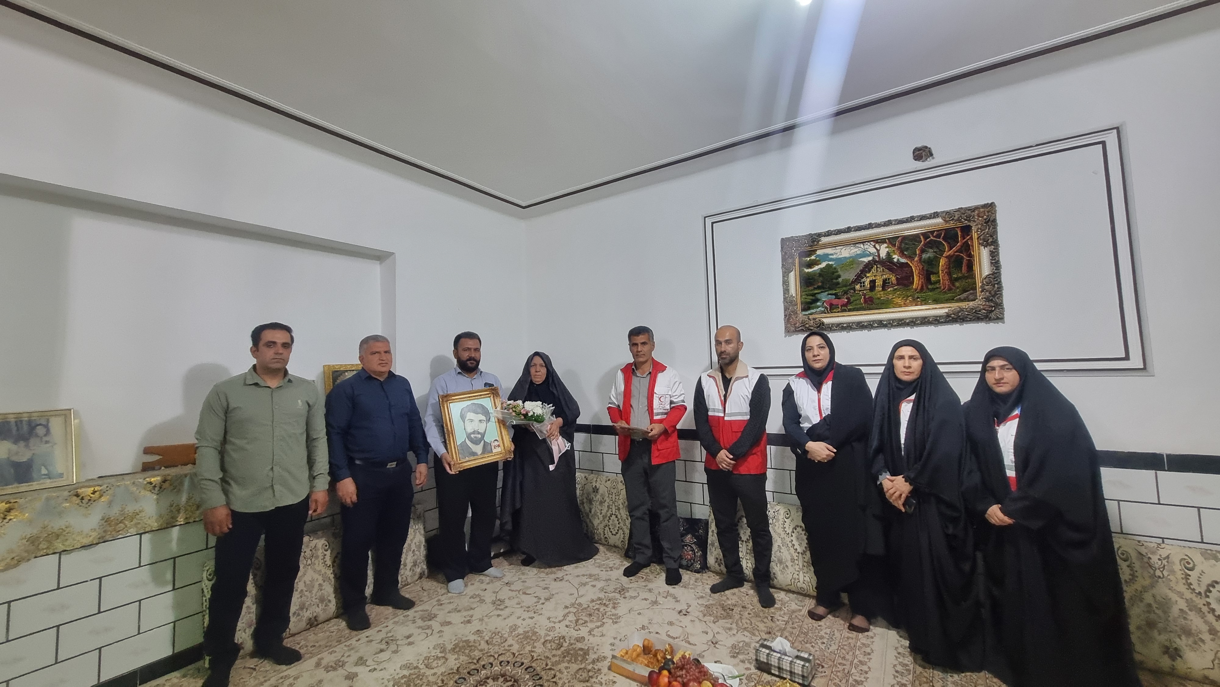 دیدار کارکنان هلال‌احمر اندیمشک با خانواده شهید «ابوطالب جهش» در هفته دفاع مقدس