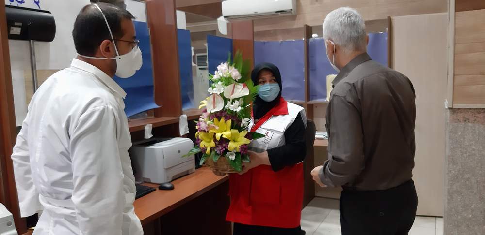 تجلیل داوطلبان هلال احمر اهواز از داروسازان به مناسبت روز داروساز