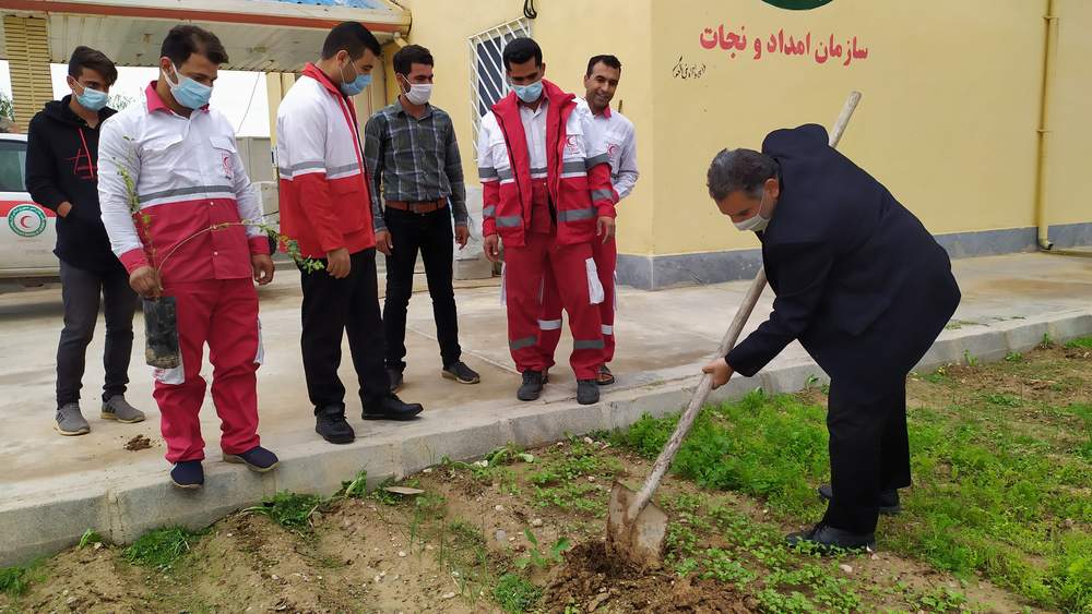 کاشت ۱۰ اصله نهال به نیت شهیدان دکتر محسن فخری زاده و سپهبد حاج قاسم سلیمانی در پایگاه امداد و نجات قیصر امین پور