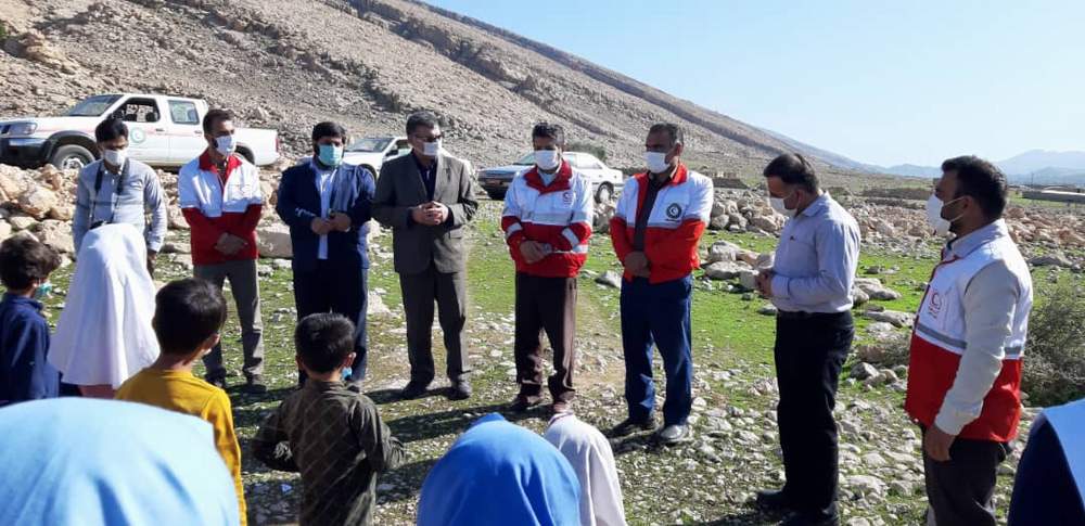 اهدای ۱٠٠ بسته لوازم آموزشی به دانش آموزان مناطق عشایری توسط هلال احمر لالی