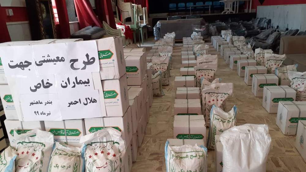 آماده سازی و توزیع بسته های حمایتی بین بیماران خاص و نیازمندان با تلاش داوطلبان هلال احمر بندرماهشهر