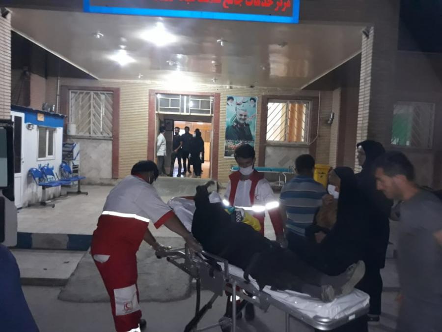 انتقال مصدوم ۷۰ساله توسط عوامل هلال احمر باغملک به مراکز درمانی