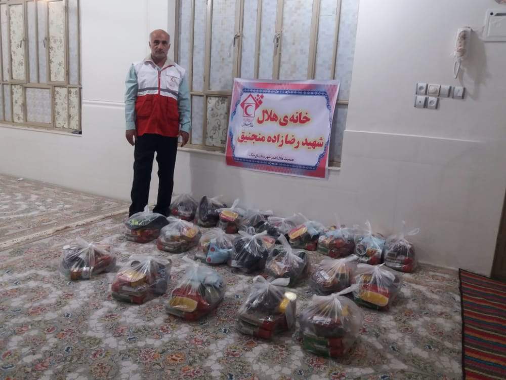 توزیع بسته های مواد غذایی بین نیازمندان به همت اعضای خانه های هلال شهرستان باغملک در هفته دفاع مقدس