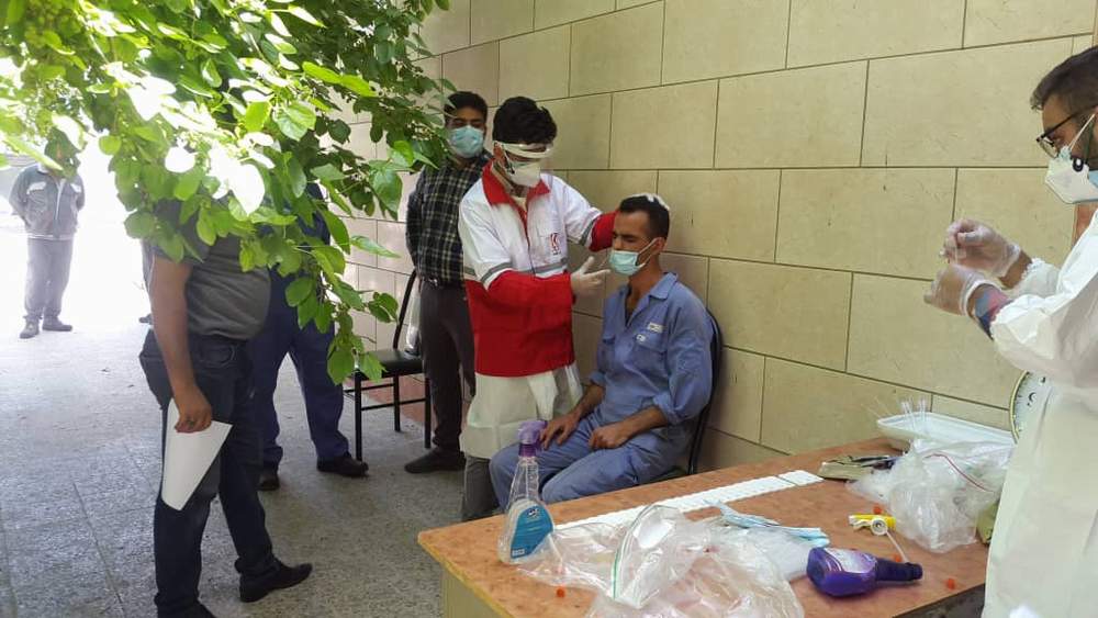 انجام تست رپید از کارگران کارخانه آرد زمرد توسط هلال احمرشهرستان ایذه