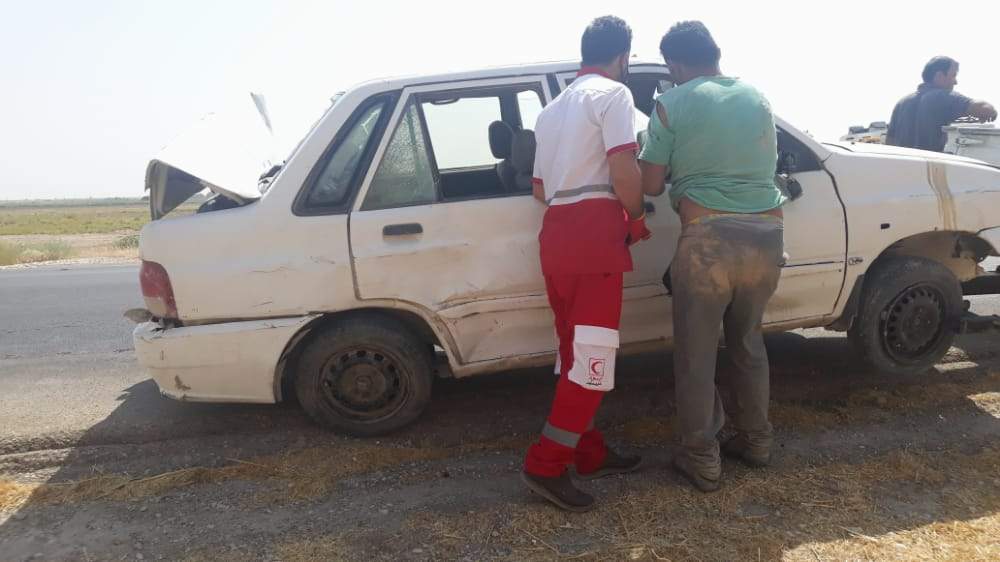 امدادرسانی به مصدوم حادثه واژگونی خودروی پراید در جاده هفتکل به رامهرمز