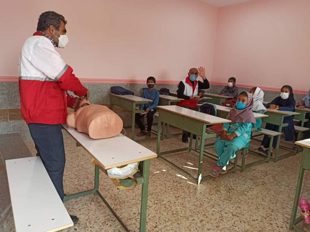 دانش آموزان اماده در مخاطرات