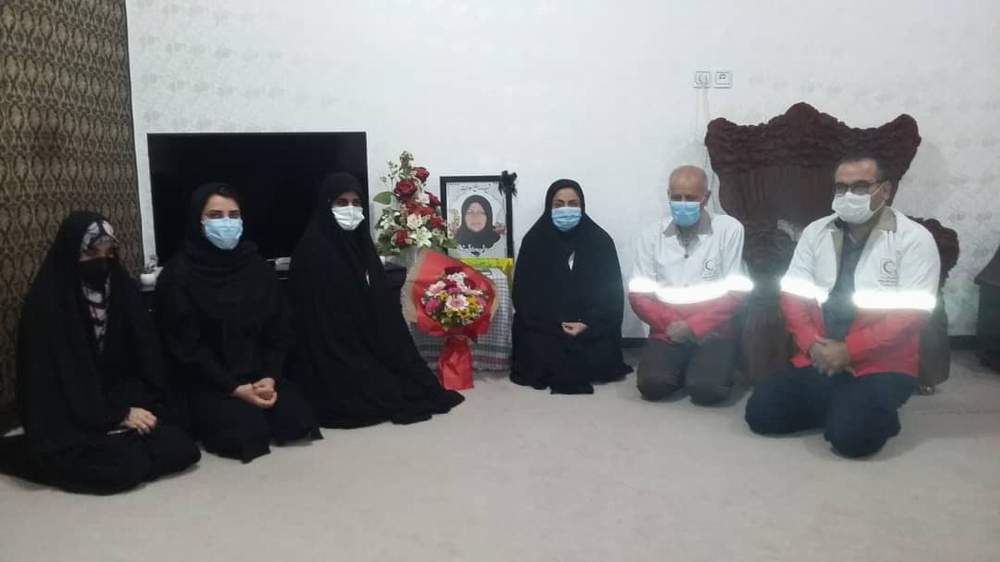 شب یلدای ۱۴۰۰ داوطلبان هلال احمر اندیمشک در کنار خانوادهٔ شهید مدافع سلامت