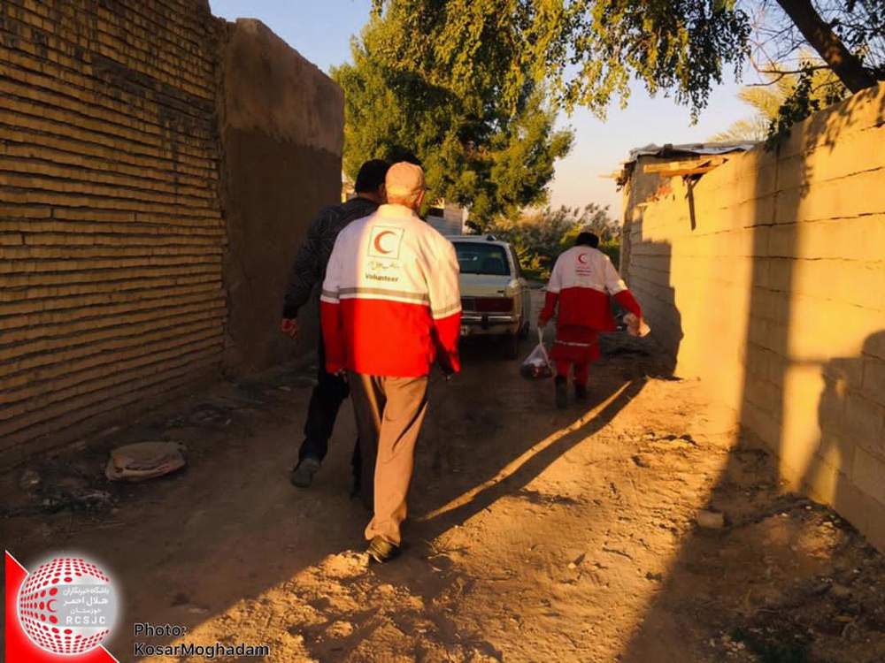 توزیع بسته های مواد غذایی به مناسبت ایام فاطمیه بین خانوارهای نیازمند