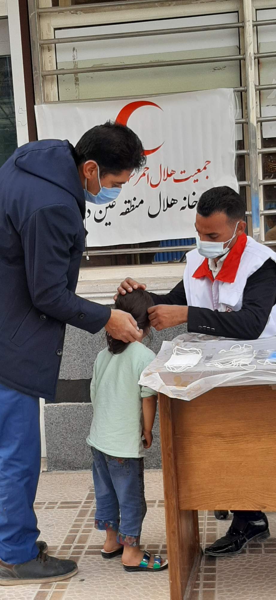ایستگاه توزیع ماسک رایگان در داروخانه هلال احمر استان خوزستان برپا شد