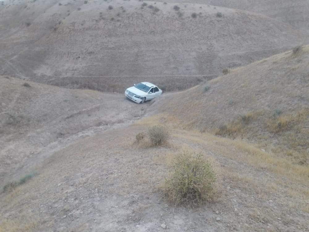امدادرسانی نجاتگران هلال احمر به مصدوم حادثه واژگونی خودرو سمند در محور رامشیر_رامهرمز
