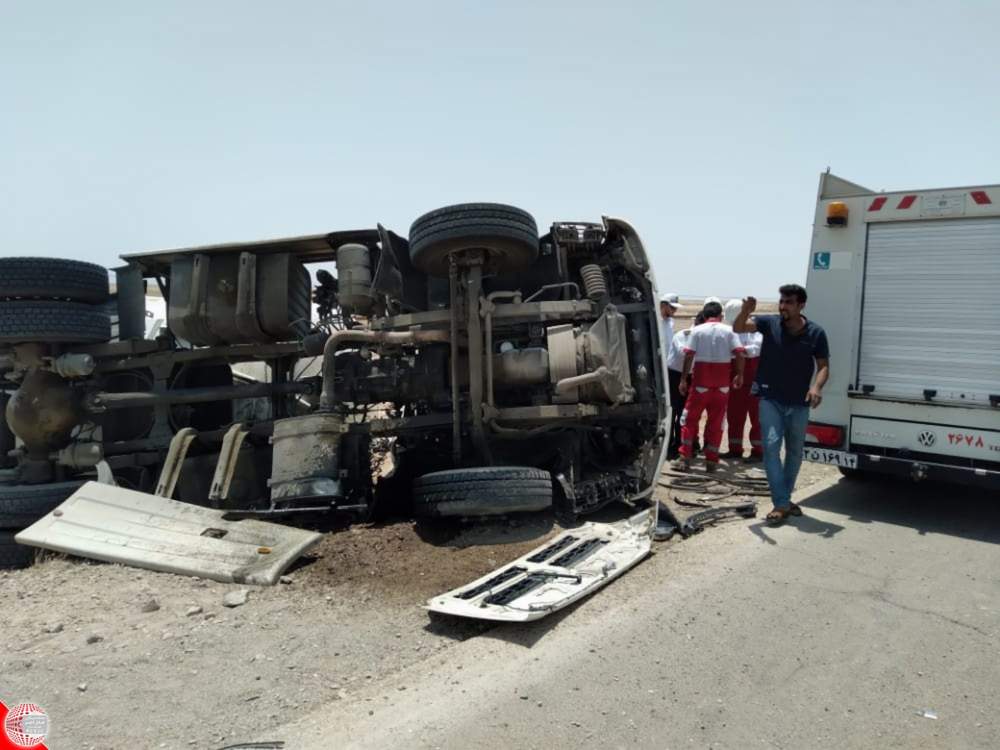 امدادرسانی نجاتگران هلال احمر به مصدوم حادثه انحراف یک دستگاه تریلر در محور سربندر به آبادان