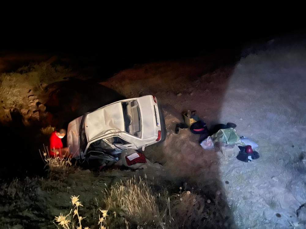 امدادرسانی نجاتگران هلال احمر مسجدسلیمان به مصدومان حادثه سقوط و واژگونی یک دستگاه پراید به دره