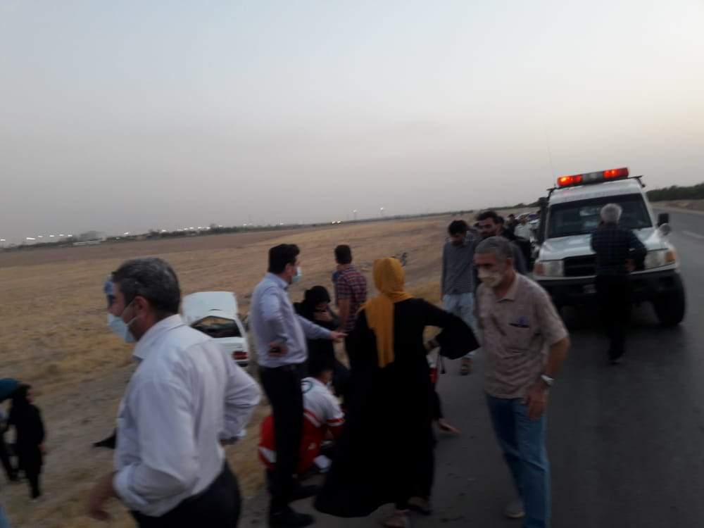 امداد رسانی نجاتگران هلالاحمر شهرستان رامهرمز به مصدومان خودروی سواری واژگون شده