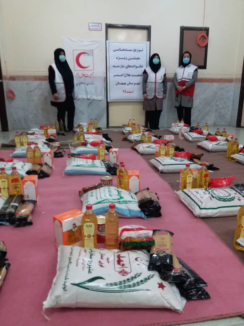 دستان پر مهر داوطلبان هلال‌احمر بهبهان همچنان آرام و به دور از هیاهو یاری‌رسان نیازمندان شدند.