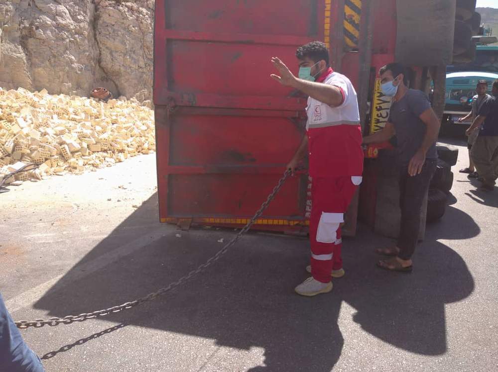 امدادرسانی به مصدوم حادثه واژگونی یک دستگاه تریلر در ۱۲کیلومتر محور دهدز به ایذه