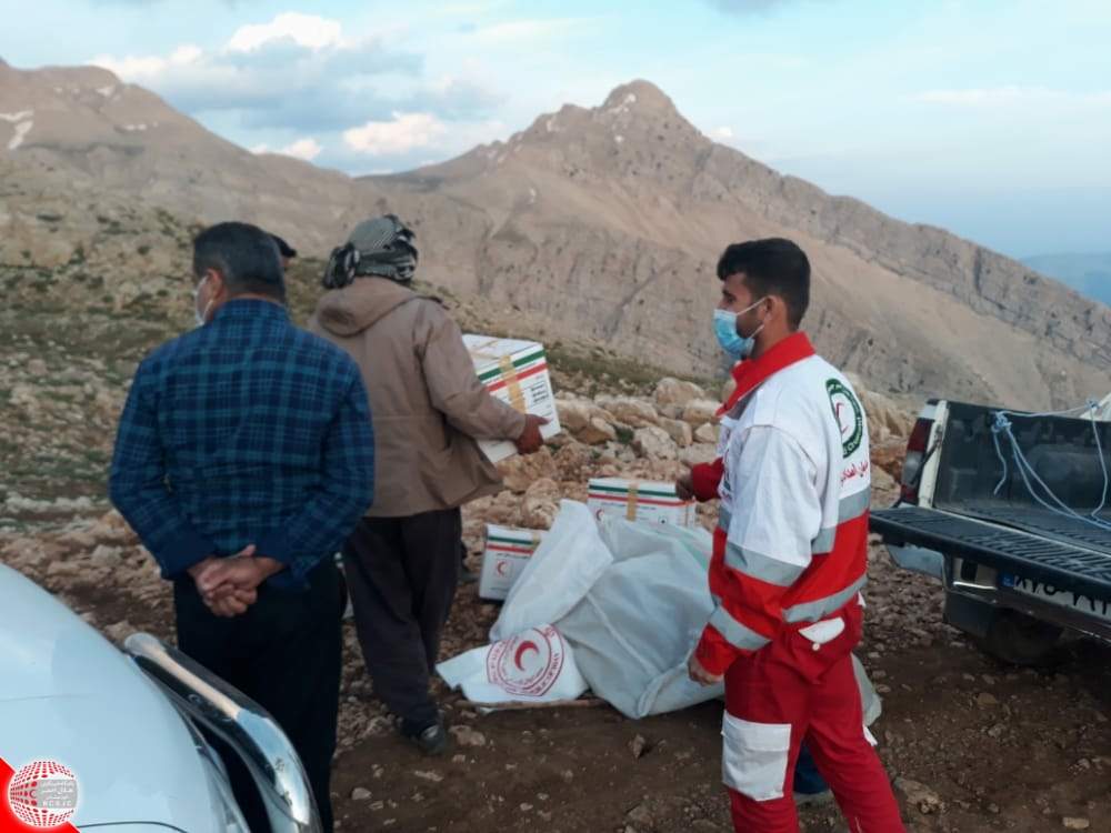 امدادرسانی نجاتگران هلال احمر به ۴۰ خانوار عشایری آسیب دیده از حوادث جوی در مناطق سرقوچ، گدنمکار و مولی باغملک