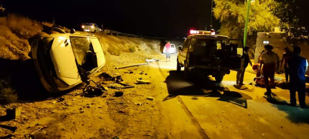 امدادرسانی نجاتگران هلال‌احمر به مصدوم حادثه واژگونی خودروی 206در محور رامشیر_رامهرمز
