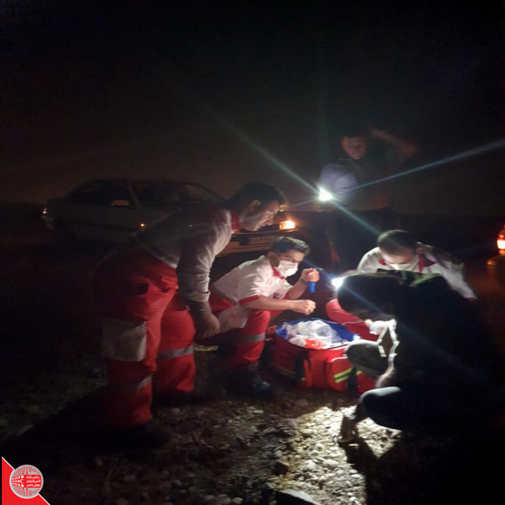 عملیات امدادرسانی نجاتگران اندیمشک به مصدوم آسیب دیده در تصادف جاده ای