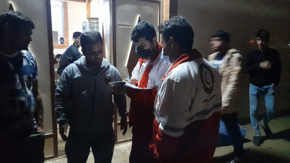ادامه امدادرسانی نجاتگران هلال احمر به آسیب دیدگان از آبگرفتگی ها در شوشتر 