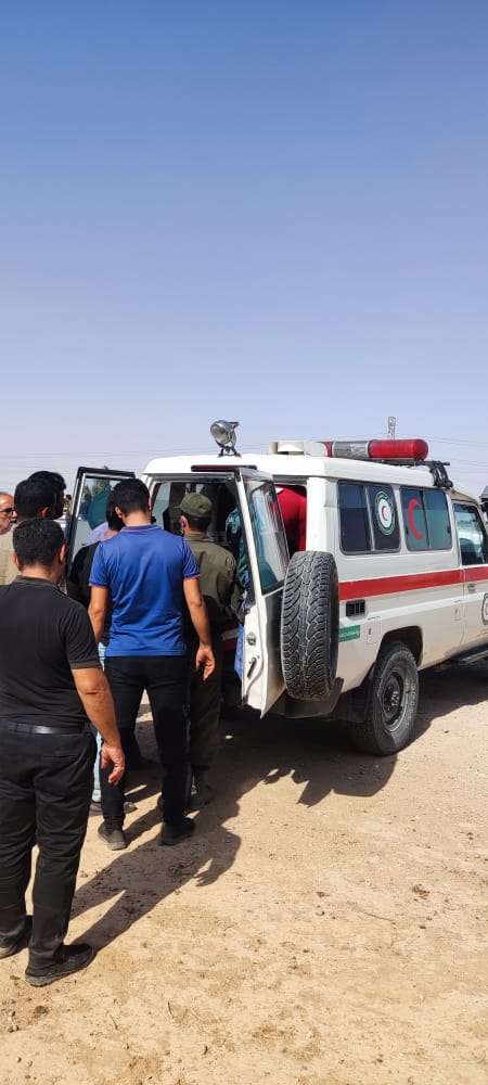 امدادرسانی نجاتگران هلال احمر به مصدومان حادثه برخورد دو وانت بار در محور رامشیر_رامهرمز