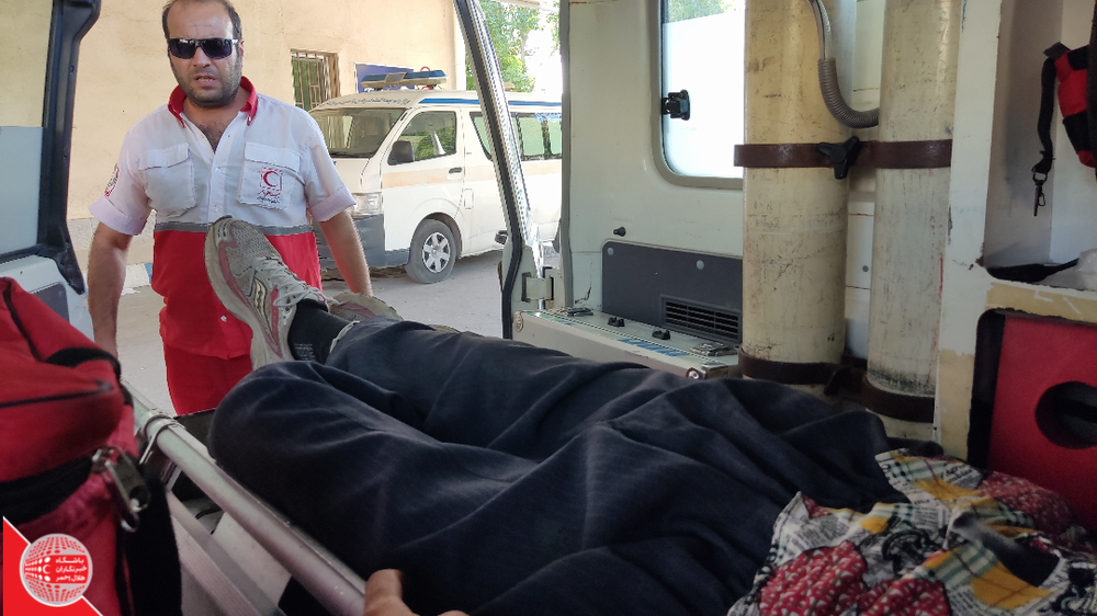 امداد رسانی نجاتگران هلال‌احمر اندیمشک به مصدوم حادثه تصادف دو خودروی نیسان و پیکان وانت   