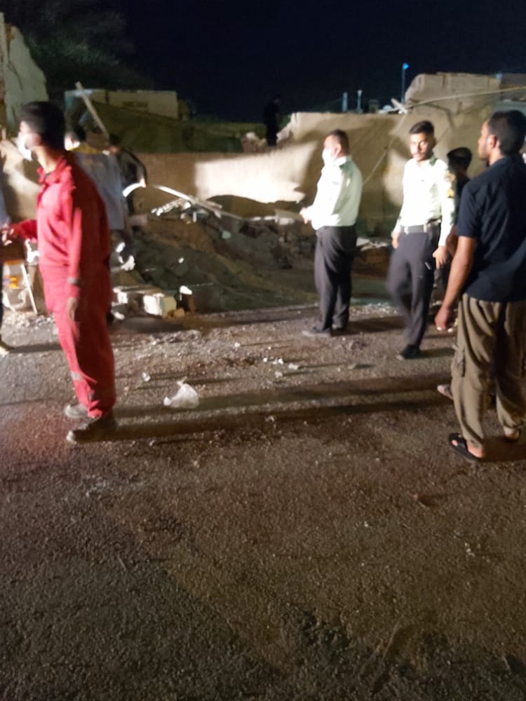 عملیات آواربرداری هلال احمر شادگان برای نجات 3 مصدوم زیر آوار مانده