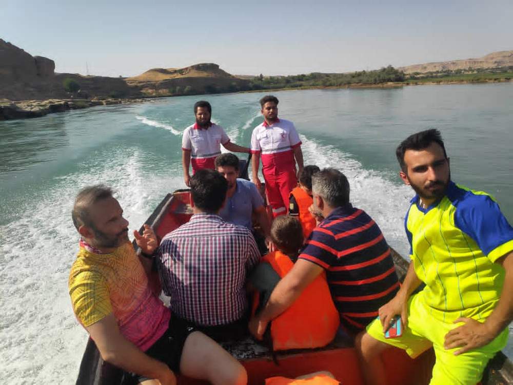 امدادرسانی نجاتگران هلال احمر به 6 سرنشین قایق واژگون شده درتنگه عقیلی