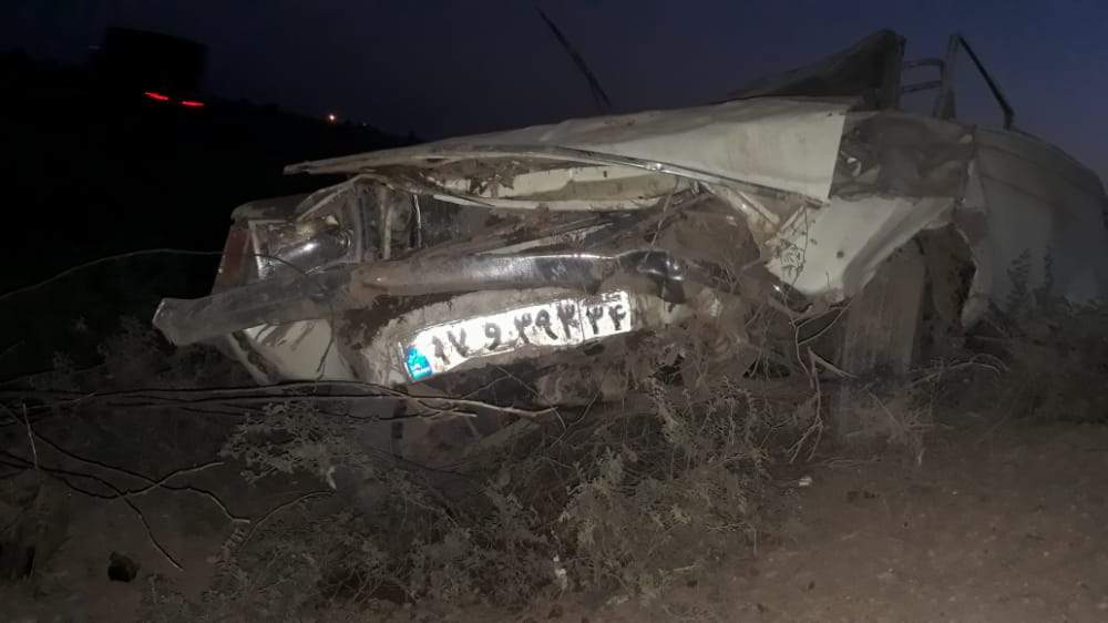 امدادرسانی نجاتگران پایگاه علی چعب اهواز به مصدومان حادثه واژگونی یک دستگاه پیکان وانت