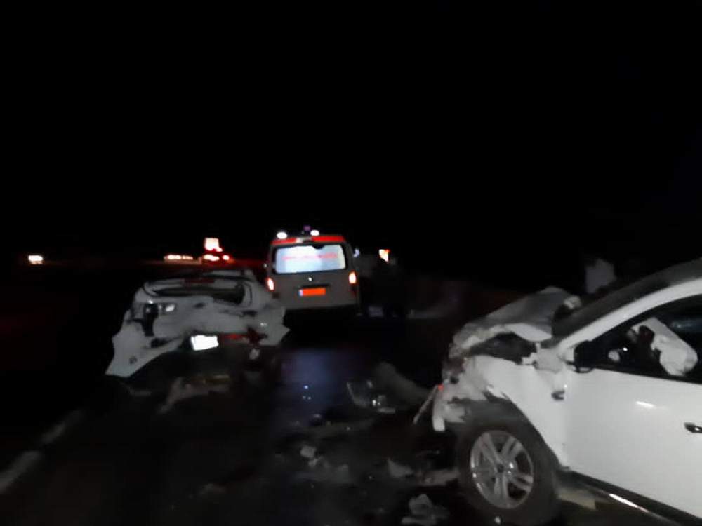 امدادرسانی نجاتگران هلال احمر به مصدومان تصادف سه خودرو در محور مسجدسلیمان_اهواز 