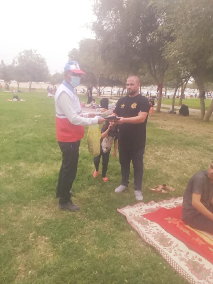توزیع کیسه زباله رایگان در روز طبیعت توسط اعضای داوطلب جمعیت هلال احمر شوشتر