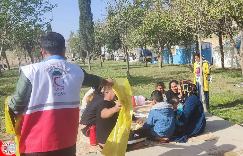 توزیع کیسه های زباله بین مسافرین در روز طبیعت به همت جوانان هلال احمر باغملک